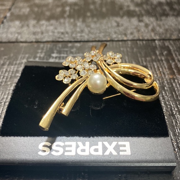NWOT Express Gold Tone Faux Pearls Crystals Brooch! - Picture 3 of 5